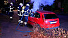 Brand in Hamburg-Rahlstedt: Feuerwehrleute löschen den Wagen am Hauke-Haien-Weg.