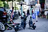 E-Scooter auf einer Straße in Hamburg.