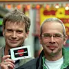 Die Mitbegründer der Kurverwaltung Arne Gleis (l.) und Georg Möller mit einem Couponheft im Jahr 1998.