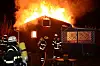Meterhohe Flammen in Bergedorf – Feuerwehr hat große Mühe brennendes Holzhaus zu löschen