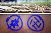 Berlin: Ein Hakenkreuz und ein durchgestrichener Davidstern sind an einer Gedenkstätte zu sehen.