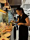 Lenja Bahlburg kocht im Bistro.