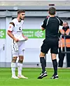St. Pauli-Spieler Betim Fazliji bekommt vom Schiedsrichter die Rote Karte gezeigt