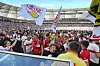 Stuttgart-Fans stürmen den Platz, nachdem ihre Mannschaft durch ein Tor in der 92. Minute den Klassenerhalt besiegelt hat