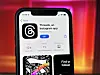 Auf einem Smartphone wird die Threads App im AppStore gezeigt