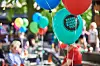 Bunte Luftballons mit der Aufschrift „Regenbogenkinderfest“