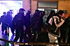 Polizeibeamte schicken während der Silvesternacht in Berlin Passanten weg.