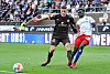 St. Paulis Jakov Medic (l.) und Bakery Jatta vom HSV im Derby-Hinspiel