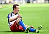 Kapitän Sebastian Schonlau sitzt nach dem 1:2 gegen Osnabrück genervt auf dem Rasen.