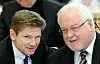 2012 gab es in Schleswig-Holstein noch eine schwarz-gelbe Koalition: Der ehemalige Ministerpräsident Peter Harry Carstensen (CDU, r) und sein Stellvertreter, Ex-Gesundheitsminister Heiner Garg (FDP)