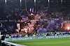 Im HSV-Fanblock am Millerntor brennt Pyrotechnik