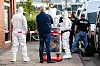 Einsatzkräfte der Polizei suchten nach einem Tötungsdelikt in einem Restaurant in der Innenstadt von Stade am Tatort nach Spuren.