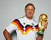 Andreas Brehme mit WM-Pokal