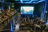 Menschen sitzen vor einer Leinwand im Naturfilmkino