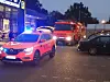 Rettungsfahrzeuge stehen auf einem Parkplatz vor dem Supermarkt
