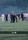 Zwei Polizeibeamten halten einen Mann zwischen sich fest.