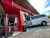 Der Mercedes landete mitten im Verkaufsraum der Bäckerei.