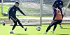 Endlich wieder mittendrin: Jan Gyamerah (l.), hier im Duell mit Bobby Wood, trainierte am Mittwoch in der A-Elf.