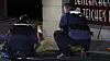 Polizisten sichern Spuren am Tatort in der Würzburger Innenstadt.