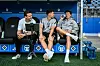 Claus Costa, Loic Favé und Merlin Polzin sitzen auf der HSV-Auswechselbank.