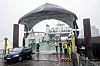 Passagiere und Fahrzeuge verlassen bei der Ankunft die neuen Fähre „Greenferry I“.