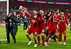 Alexis Mac Allister und Andy Robertson bejubeln den Triumph im League Cup mit dem Pokal in der Hand