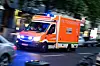 Ein Rettungswagen fährt über eine Straße.