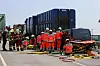 Rettungskräfte befreien den Transporter-Fahrer.
