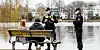 Die Hamburger Polizei kontrolliert an der Alster die Einhaltung der Corona-Regeln. (Symbolbild)