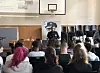 Özdemir bei einem Vortrag vor einer Schulklasse.