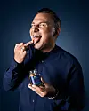 Hach, wie edgy: Tim Raue zeigt seinen Ankerkraut -Kunden den Mittelfinger.