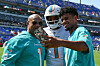 Taulia Tagovailoa macht ein Selfie mit Tua Tagovailoa