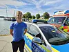 Ein junger Mann steht vor dem Hafenbecken in Büsum.