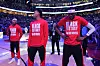 Bruce Brown, Scottie Barnes und Chris Boucher gucken auf den Boden während der amerikanischen Hymne vor NBA-Spiel