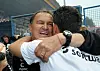 Ewald Lienen und Dirk Schuster liegen sich in den Armen