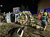 Ein umgekippter Wagen und Feuerwehrleute