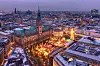 Wohl der bekannteste in Hamburg: Der Weihnachtsmarkt auf dem Rathausplatz