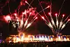 Ein kleinees Feuerwerk zur Eröffnung war über der schwimmenden Bühne der ZDF-Silvestershow am Chicagokai vor dem Westfield Hamburg-Überseequartier in der Hafencity zu sehen. Um Mitternacht wurde es um einiges opulenter.