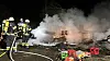 Feuerwehrkräfte löschen den brennenden Radlader.