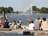 Die Alsterfontäne in der Hamburger Binnenalster.
