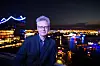 Michael Batz vor Hafenkulisse