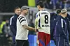 Steffen Baumgart gibt Daniel Elfadli nach dem Spiel gegen Schalke die Hand