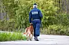 Ein französischer Polizist mit einem Drogenspürhund