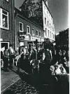 Schwarz-weiß-Foto Menschen vor einem Imbiss
