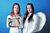 Die beiden Engel – Katharina Martin und Elisa Pape – packen „Die Wahrheit über Weihnachten“ aus.