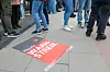 Mit am Boden klebenden Plakaten machte Verdi auf den Warnstreik aufmerksam.