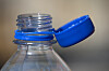 Plastikflasche mit geöffnetem Deckel