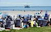 Zahlreiche Urlauber sitzen bei sonnigem Wetter in den Strandkörben.