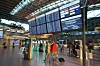 Fluggäste gehen mit ihrem Gepäck zum Check-in im Terminal 2 des Flughafens Hamburg Airport.