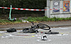 Ein zerstörtes Fahrrad liegt auf der Straße an der Unfallstelle. (Symbolbild)